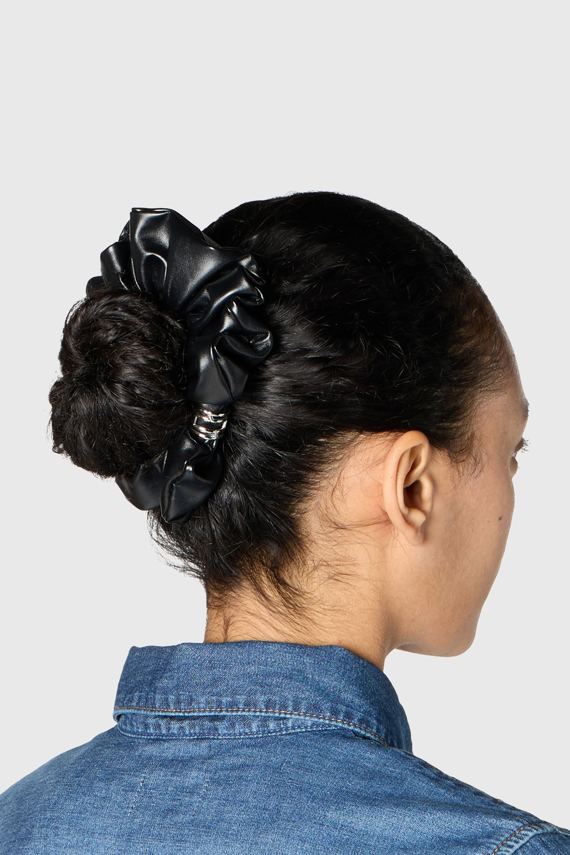 洗練されたデザイン　DIESEL BANGLE SCRUNCHIE ブラック Country}}